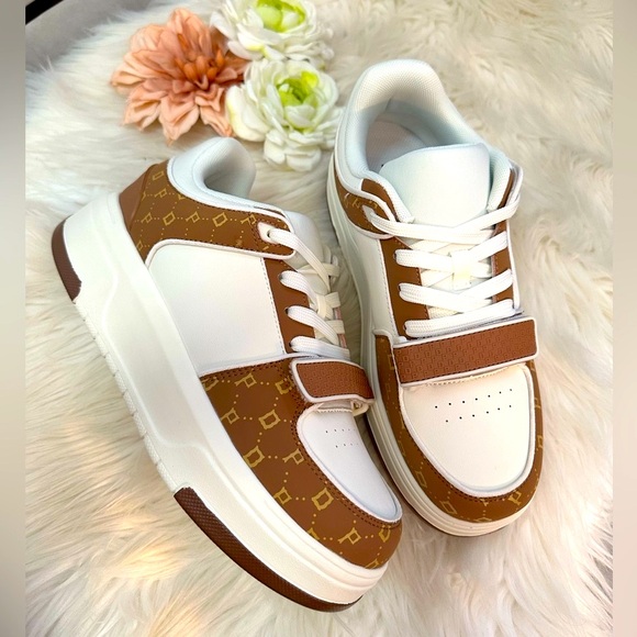 Dream Pairs Shoes - Designer Print Women’s Sneakers in White and Brown By Dream Pairs NEW!